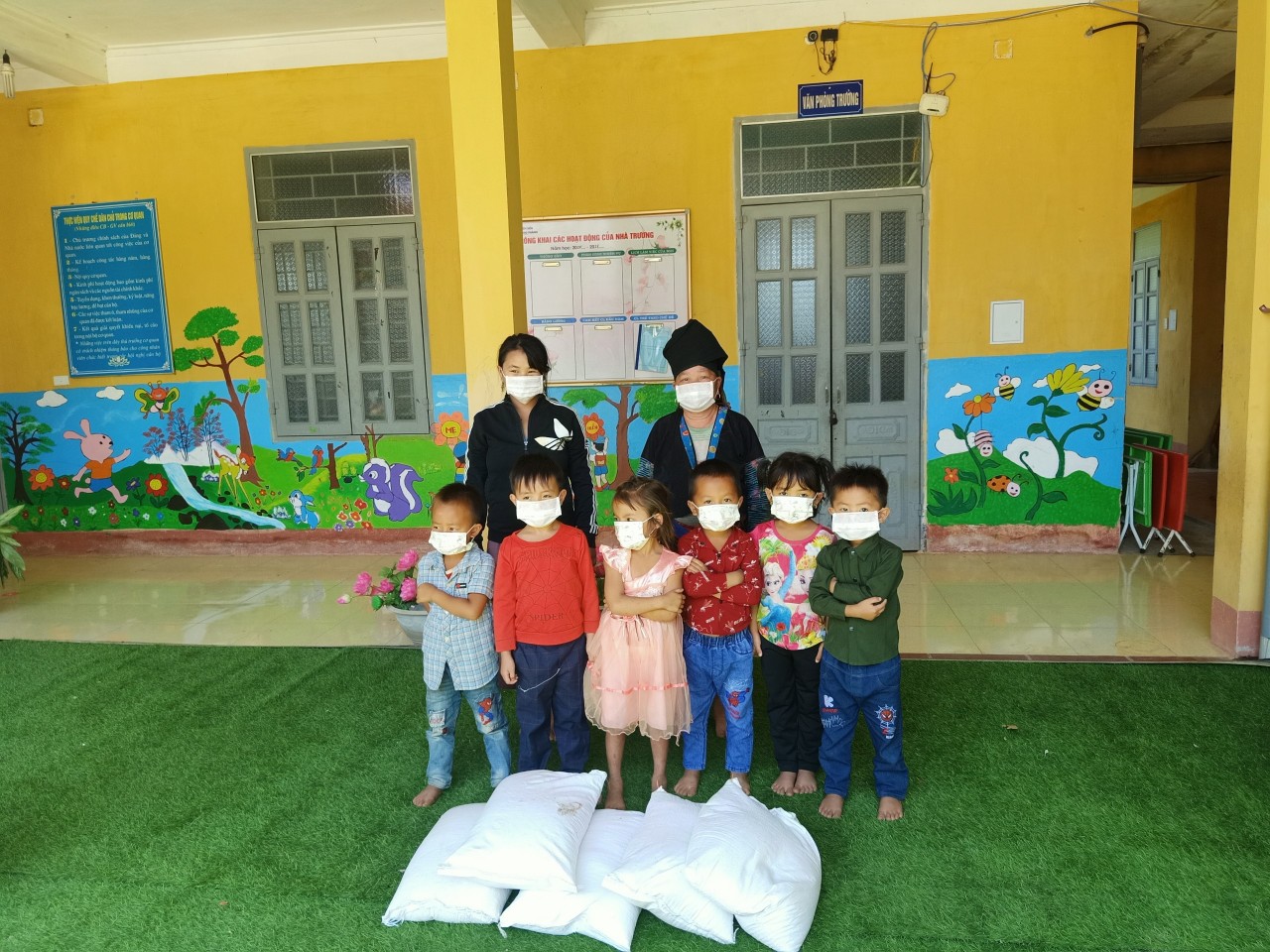 Hình ảnh phụ huynh, học sinh nhận gạo từ trường Mầm Non 7/5