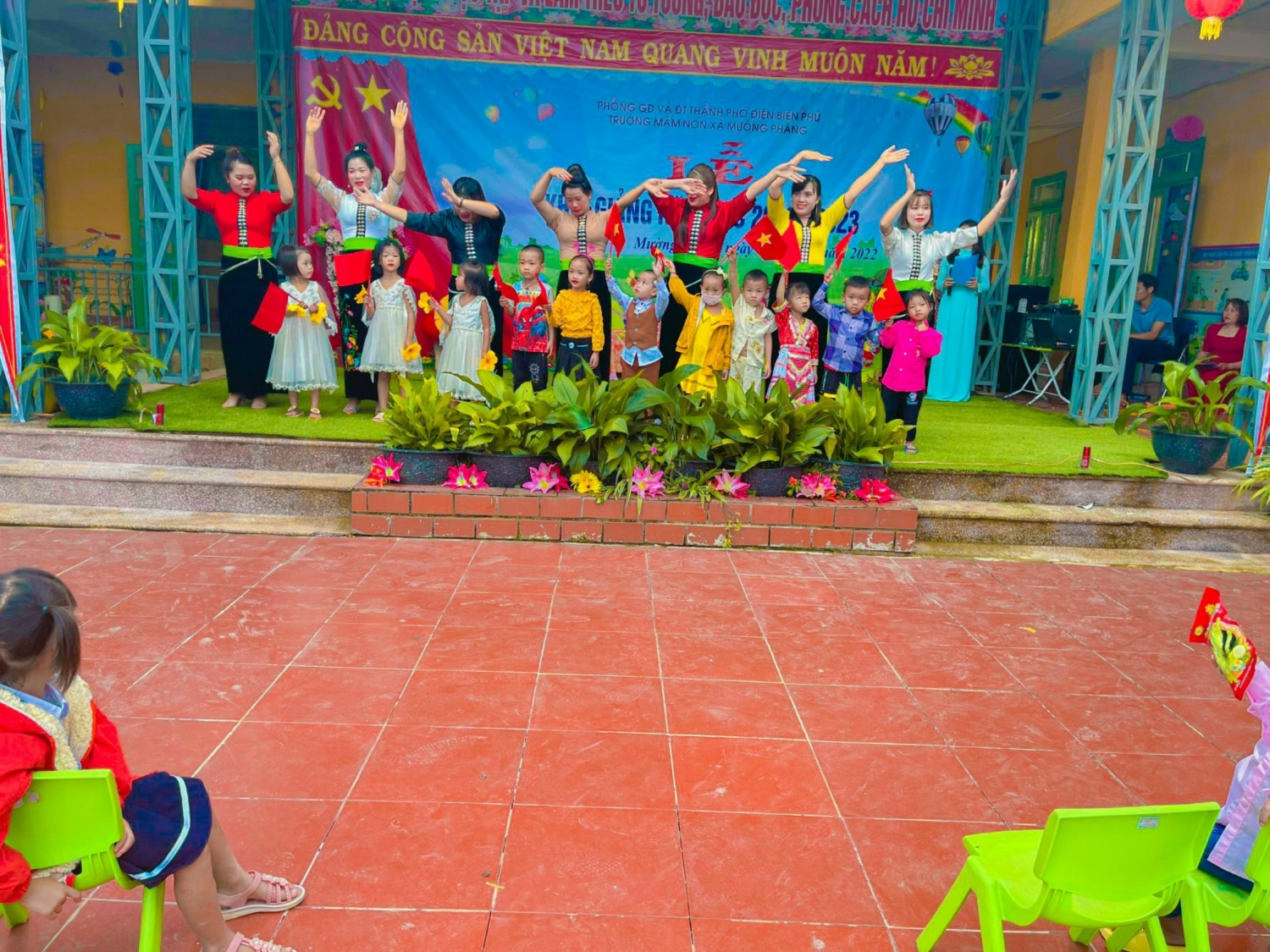 Hình ảnh đón trẻ trong ngày khai trường