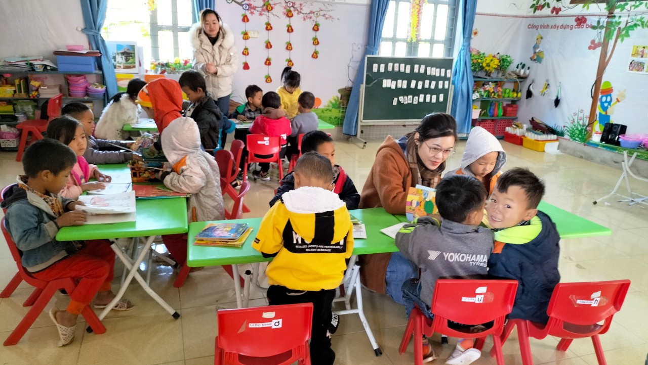 Xem tranh truỵen cùng trẻ