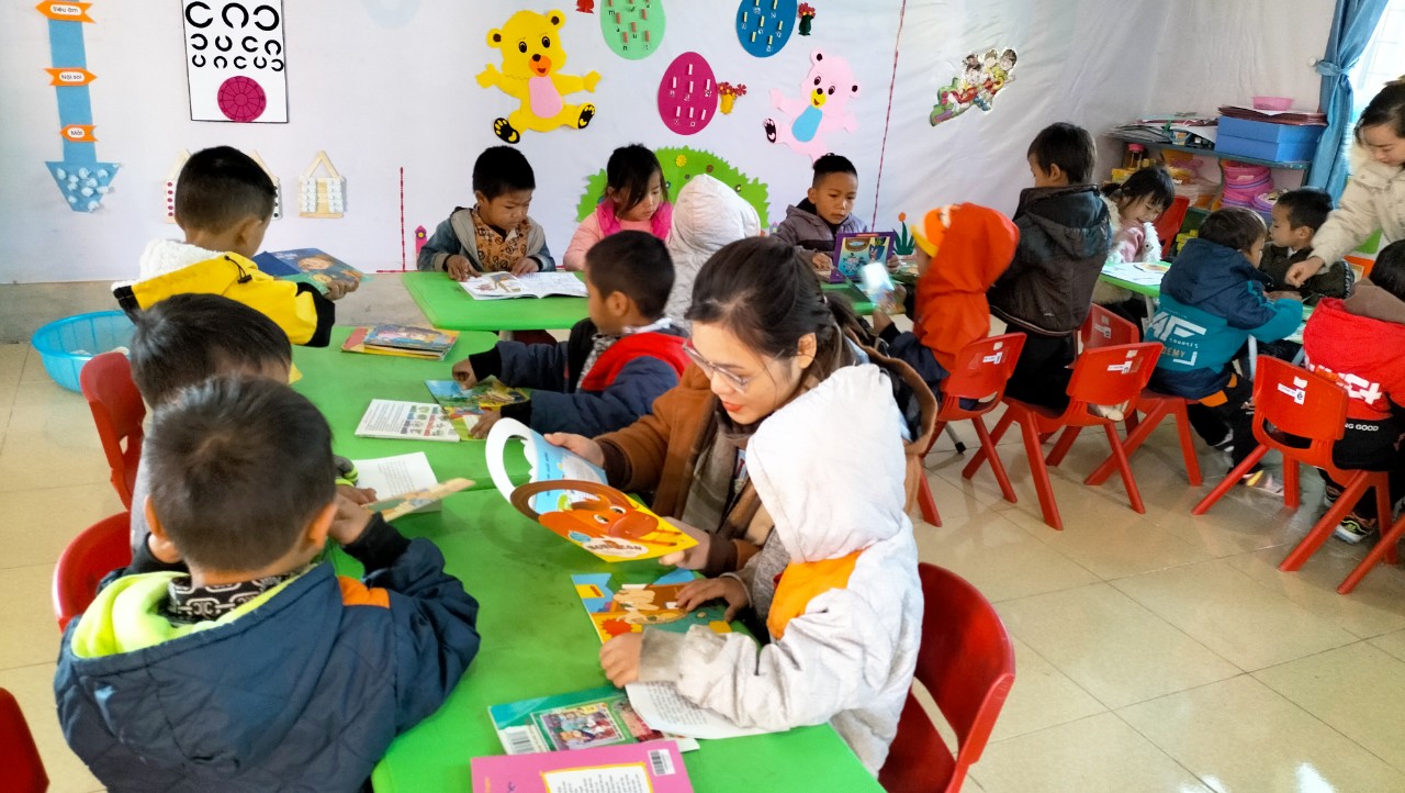 Cùng trẻ xem tranh truyện